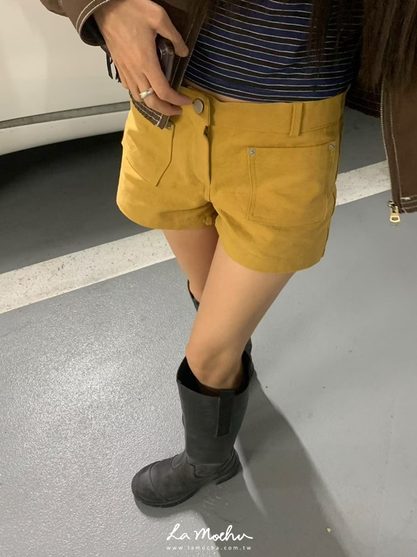 蠟筆色方口袋鉚釘短褲